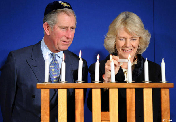 http://www.jewpop.com/wp-content/uploads/2012/12/prince_charles_et_camilla_avec_la_kipa_reference.jpg