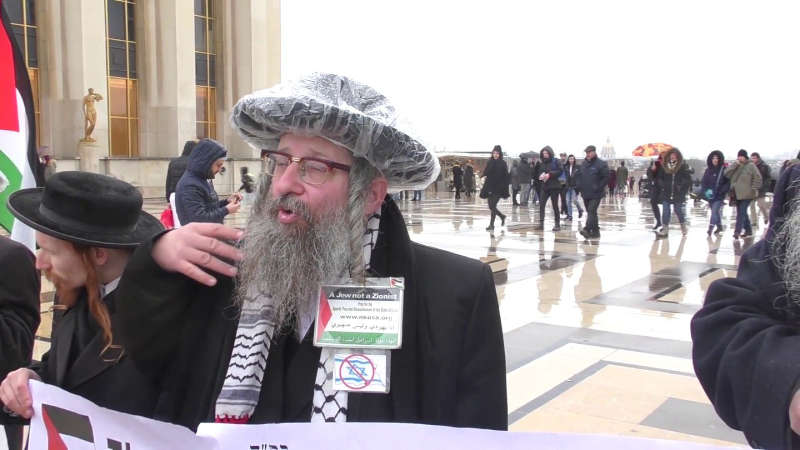 Photo représentant un membre de la secte Netourei Karta sur l'esplanade du Trocadéro à Paris Jewpop