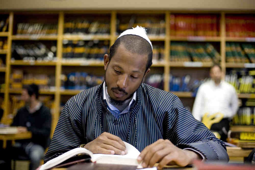 Photo représentant le rappeur Shyne étudiant la Torah Jewpop
