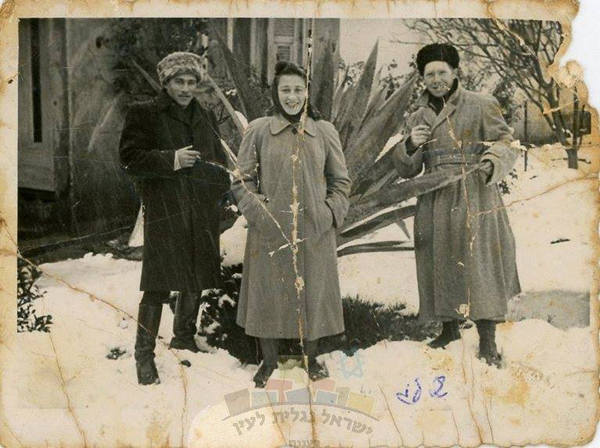 Photo représentant des israéliens à Tel-Aviv sous la neige dans les années 50