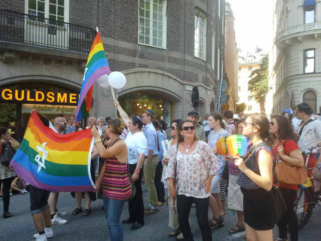 Photo représentant des membres de la communauté juive de Stockholm défilant pour la Gay Pride Jewpop