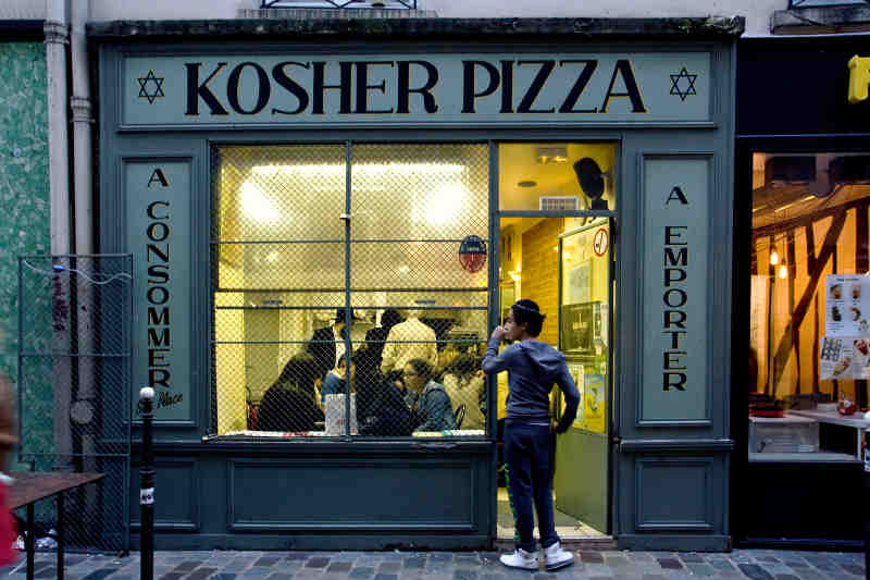 Photo représentant la façade du restaurant Kosher Pizza rue des Rosiers Jewpop