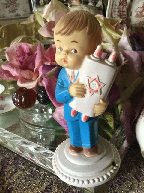 Poupée de porcelaine représentant un bar mitzva Jewpop