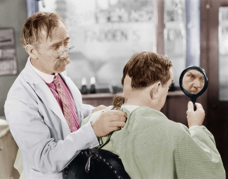 Photo représentant un coiffeur avec une tondeuse Jewpop