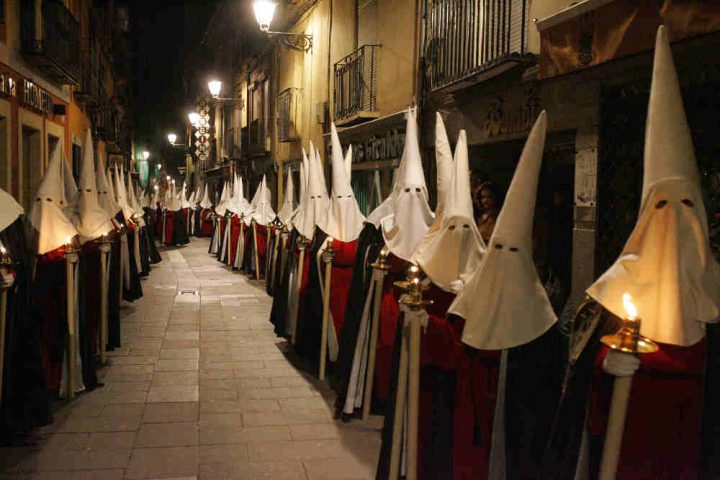 Photo représentant un défilé de la semaine sainte en Espagne Jewpop