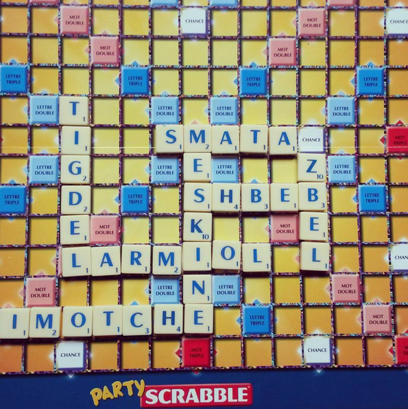 Photo représentant un plateau de Scrabble avec des mots judéo-arabes Jewpop