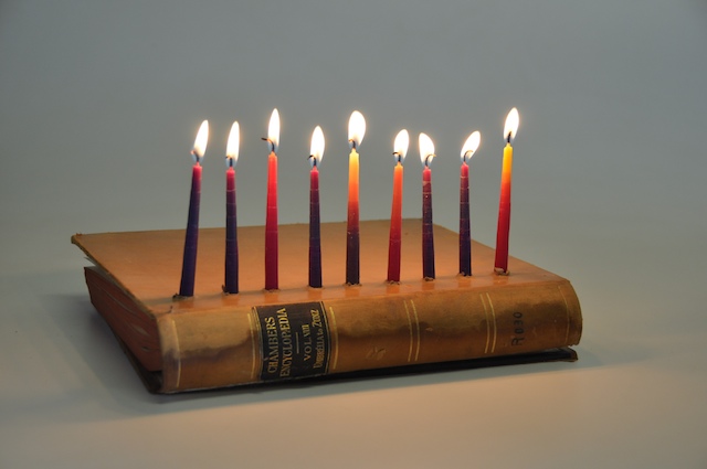 Photo d'un livre avec des bougies fêtes Jewpop