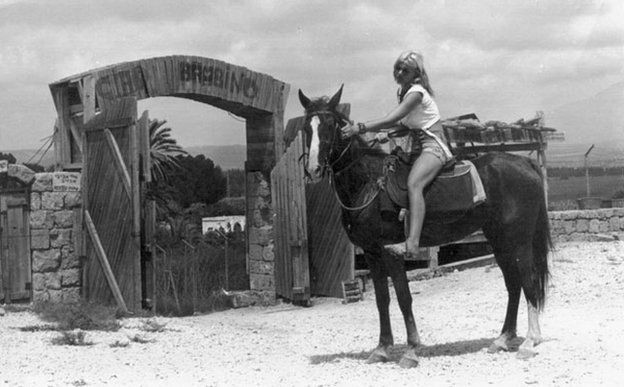 Rina Avivi à cheval Akhziv