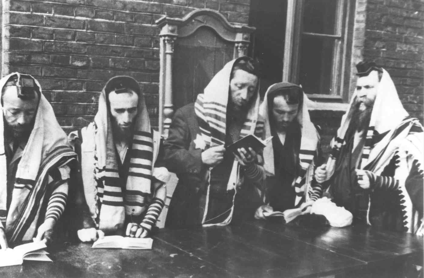 Juifs priant dans le ghetto de Lodz photo de propagande nazie