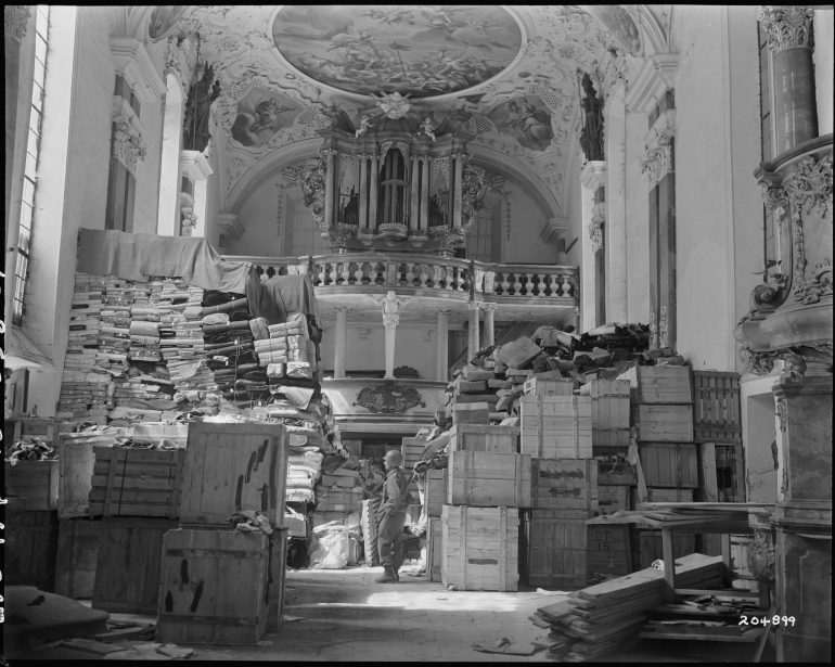 Eglise d'Ellingen en avril 1945 tableaux volés juifs Jewpop