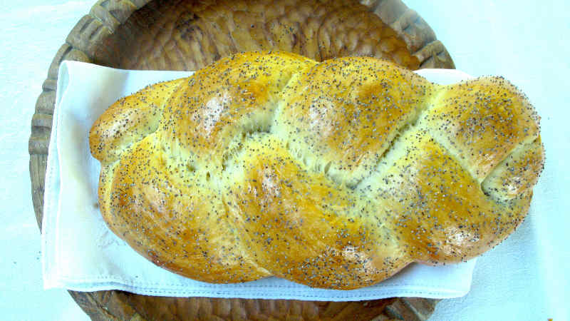 Photo représentant un Bervhes, pain natté de shabbat cuisine juive allemande Jewpop