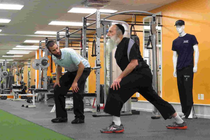 Photo représentant des juifs orthodoxes s'échauffant en Fitness dans une salle de sport