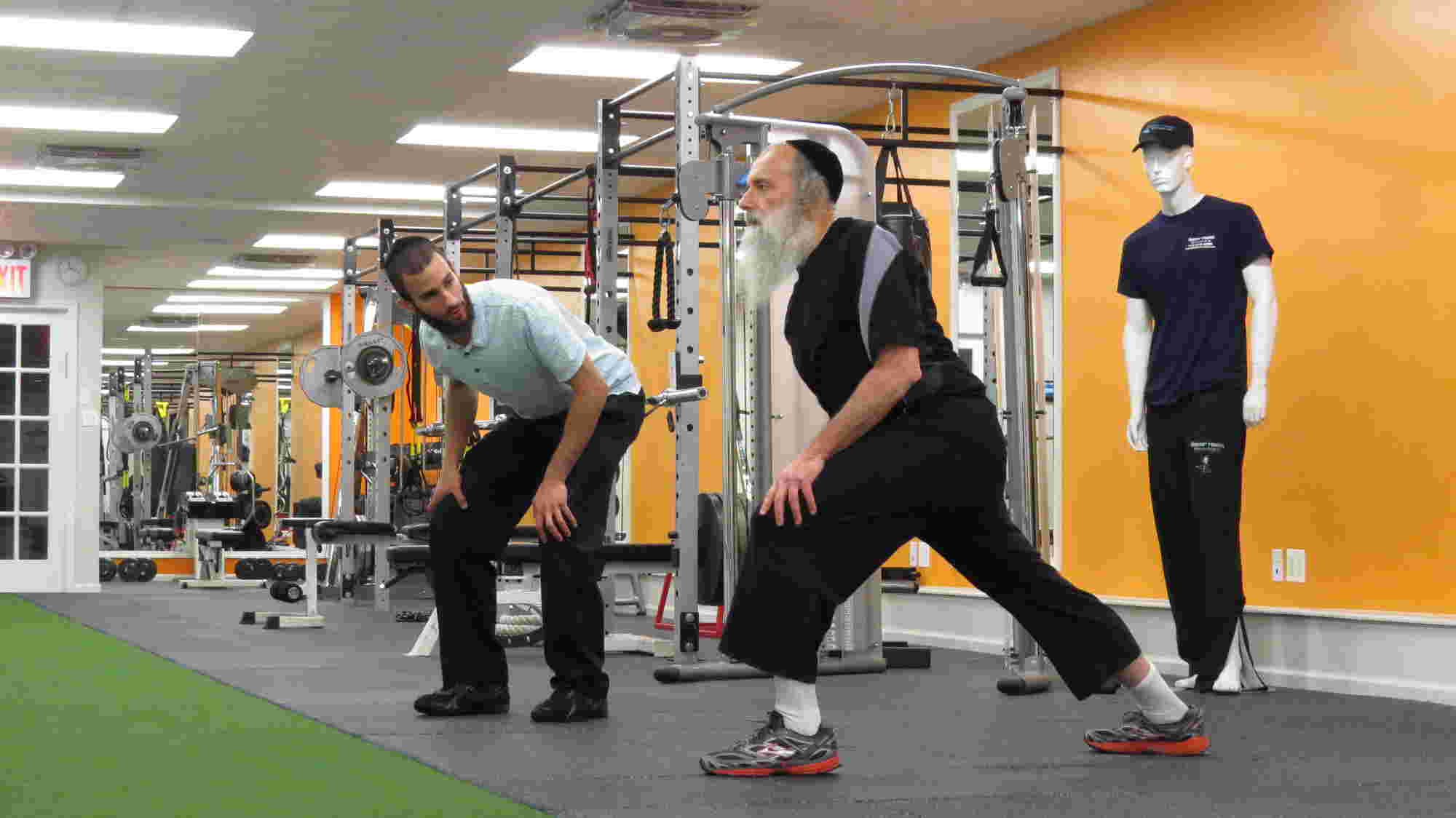 Photo représentant des juifs orthodoxes s'échauffant en Fitness dans une salle de sport