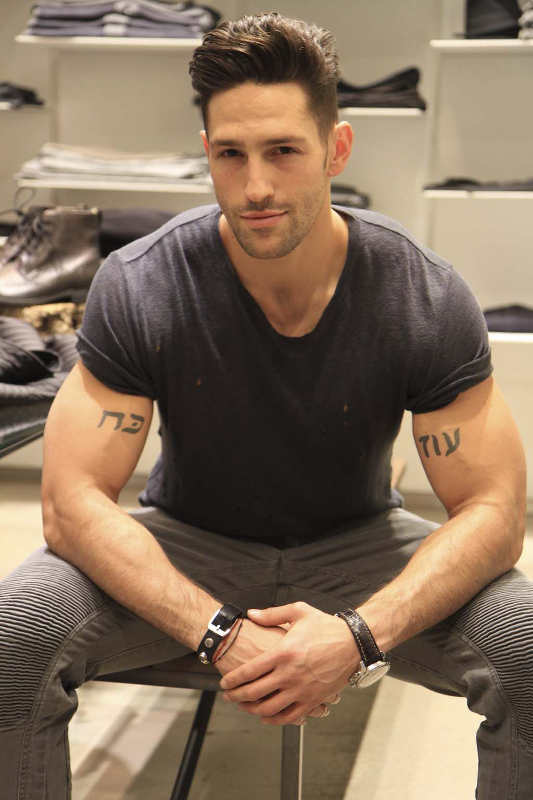 Photo représentant un athlète avec des tatouages hébraiques sur les biceps Fitness Jewpop
