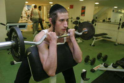 Photo représentant un juif orthodoxe soulevant des poids en salle de gym Fitness Jewpop