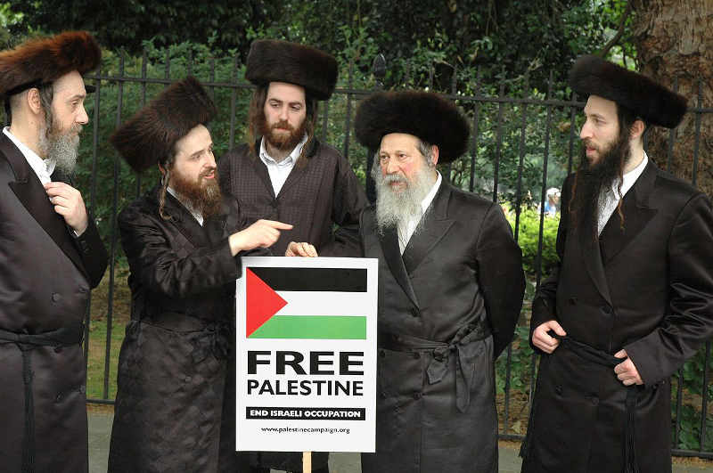 Phot représentant des membres de la secte juive Neturei Karta manifestant pour la Palestine Jewpop