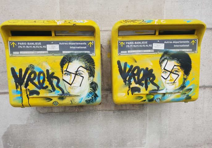 Photo représentant 2 boites aux lettres de la mairie du 1"eme arrondissement de Paris à l'effigie de Simone Veil taguées de croix gammées jewpop