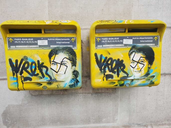 Photo représentant 2 boites aux lettres de la mairie du 1"eme arrondissement de Paris à l'effigie de Simone Veil taguées de croix gammées jewpop