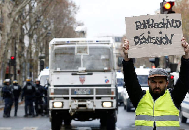 Photo représentant un Gilet jaune avec une pancarte "Rothschilddémission" Jewpop