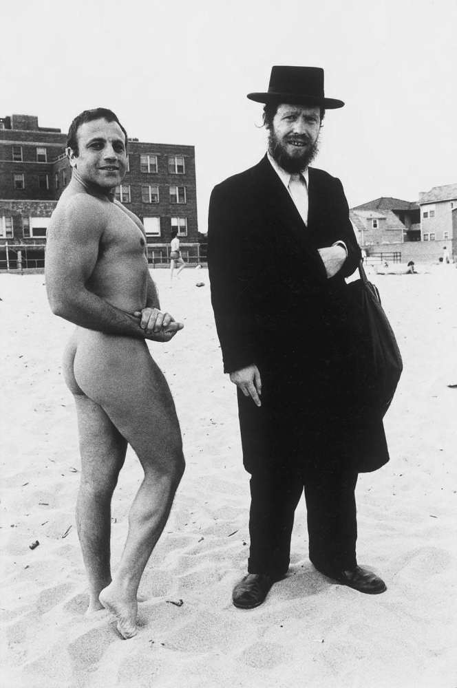 Photo représentant un culturiste juif naturite avec un Hassid sur la plage de Coney Island Jewpop