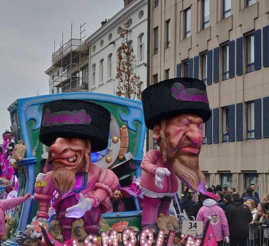 Photo représentant un char avec des personnages de juifs orthodoxes lors du carnaval d'Alost Jewpop