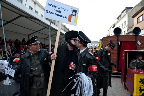 Photo représentant des participants du carnaval d'Alost déguisés en nazis Jewpop