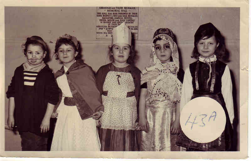 Photo représentant des enfants juifs déguisés pour la fête de Pourim dans les années 50 Jewpop