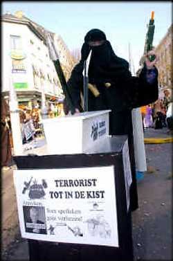 Photo représentant un participant du carnaval d'Alost déguisé en terroriste islamiste Jewpop