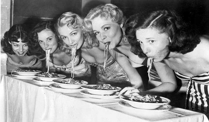 Phot des années 50 représentant un concours de mangeuses de pâtes Jewpop