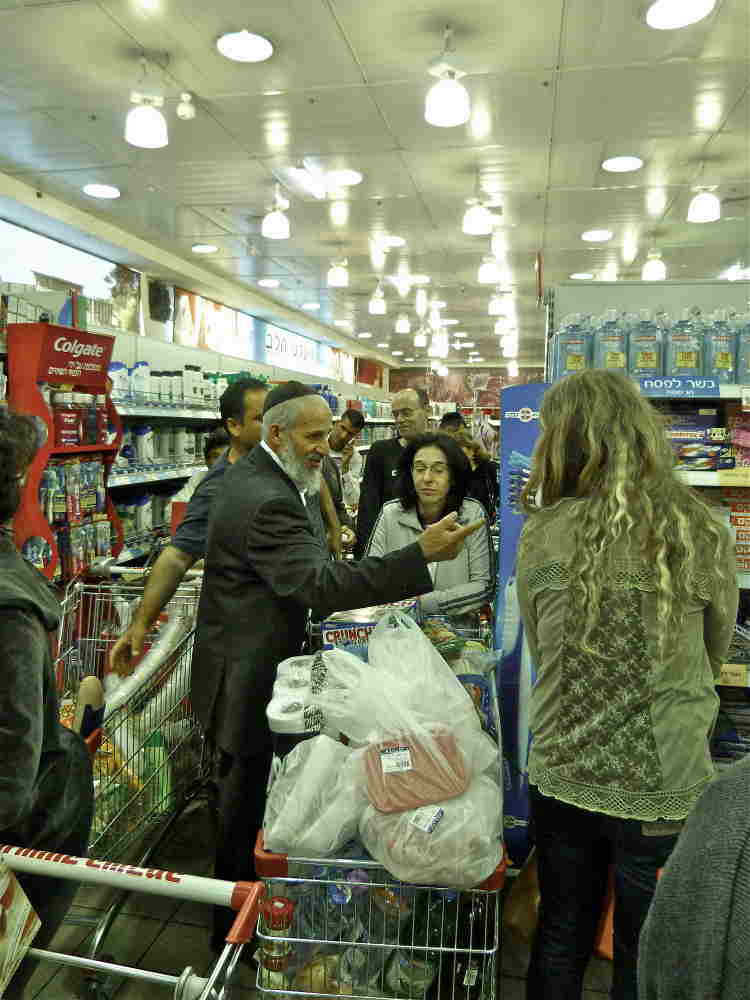 Photo représentant les courses de la fête de Pessah dans un supermarché israélien Jewpop