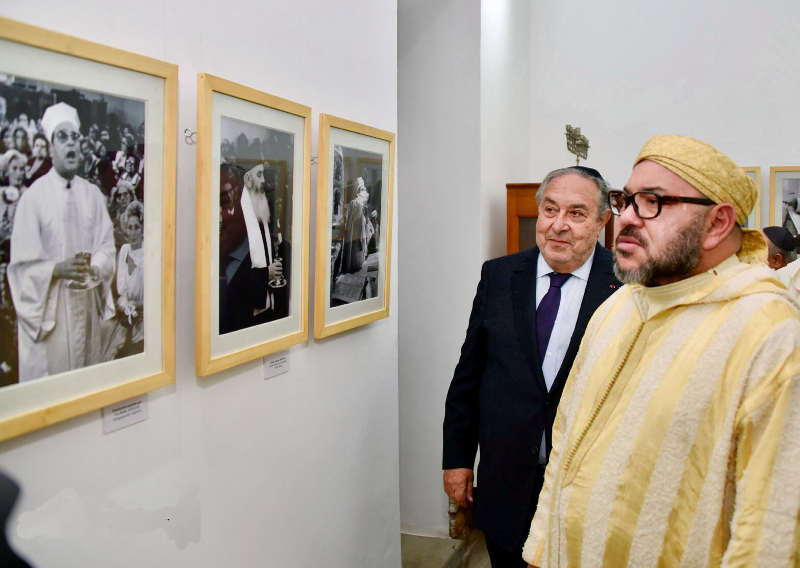 Photo représentant Mohammed VI visitant la synagogue Ettedgui à Casablanca Jewpop