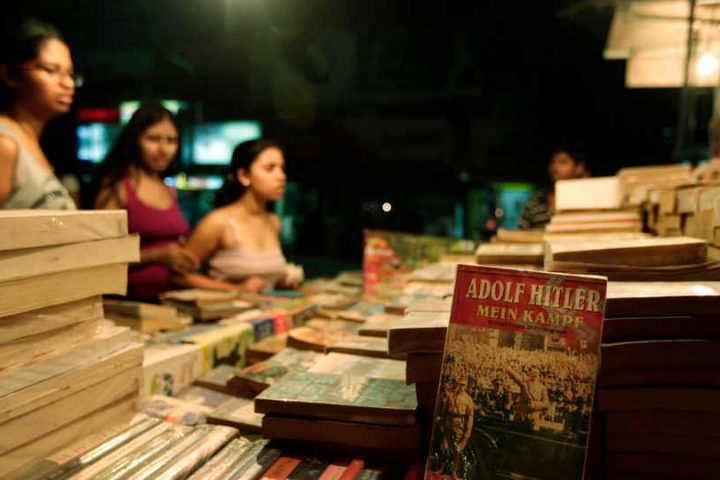 Photo représentant une édition de Mein Kampf de Hitler en vente sur un étal de livres en Inde Jewpop