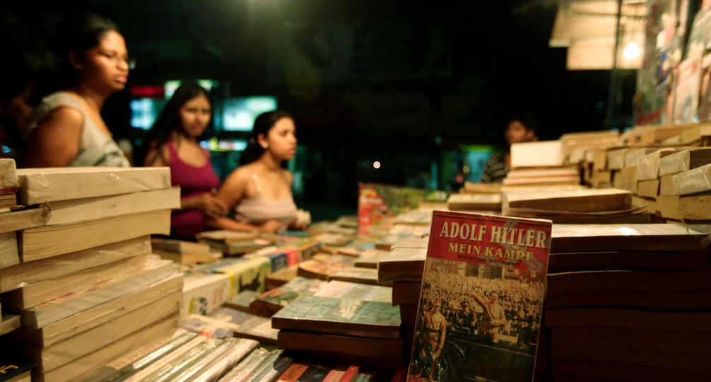 Photo représentant une édition de Mein Kampf de Hitler en vente sur un étal de livres en Inde Jewpop