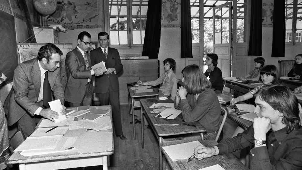 Photo représentant une salle d'examen du bac dans les années soixante Jewpop