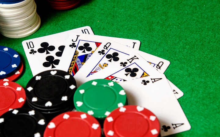 Photo représentant une table de poker casinos Jewpop