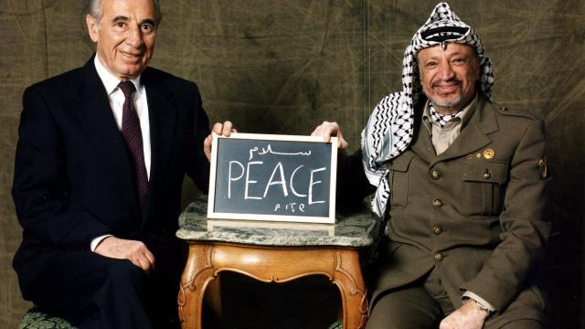 Photo représentant Shimon Peres et Yasser Arafat après la signature des accords d'Oslo Jewpop