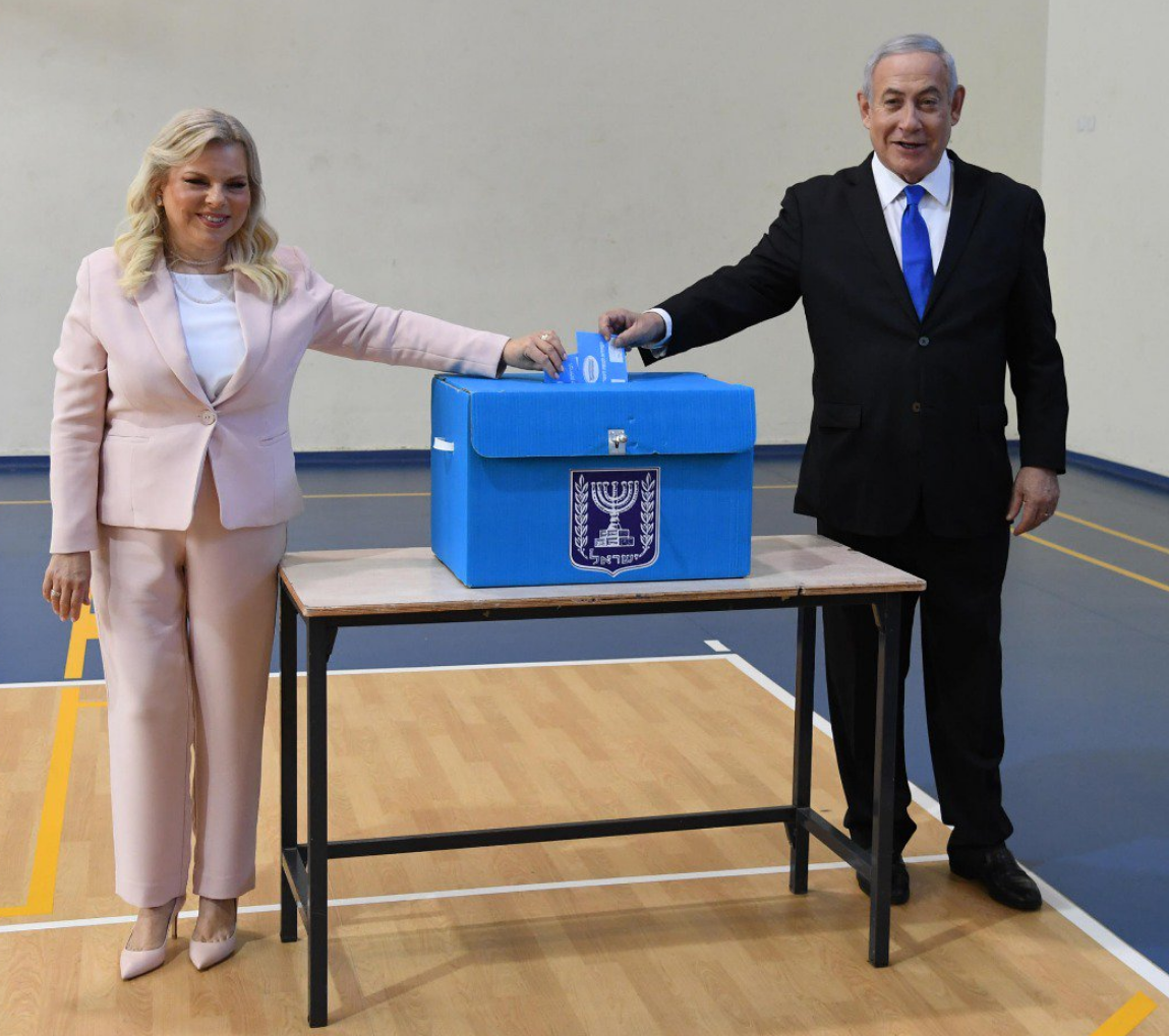 Photo de Netanyahou et son épouse dans un bureau de vote élections israéliennes Jewpop