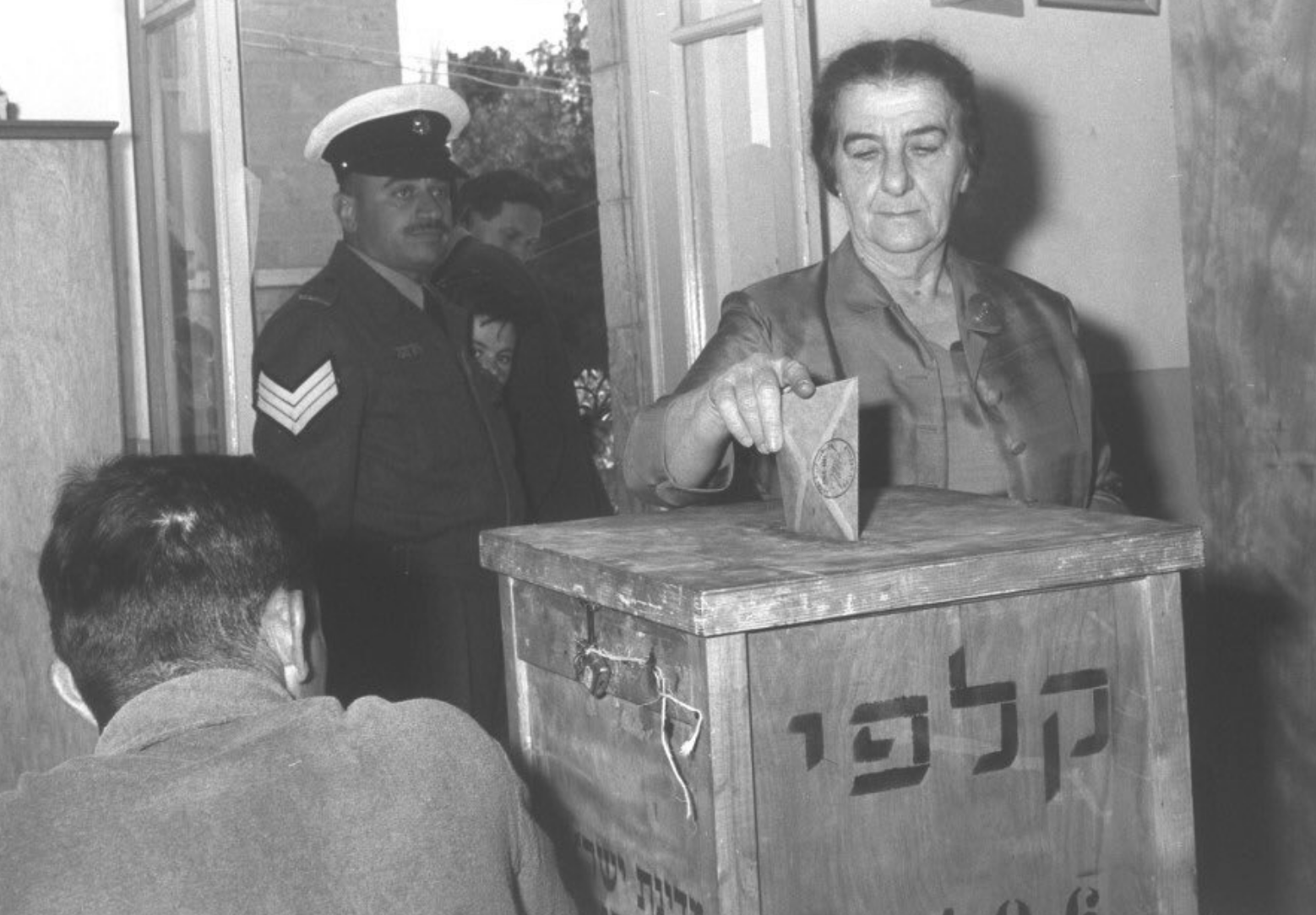 Photo représentant Golda Meir dans un bureau de vote élections israéliennes Jewpop