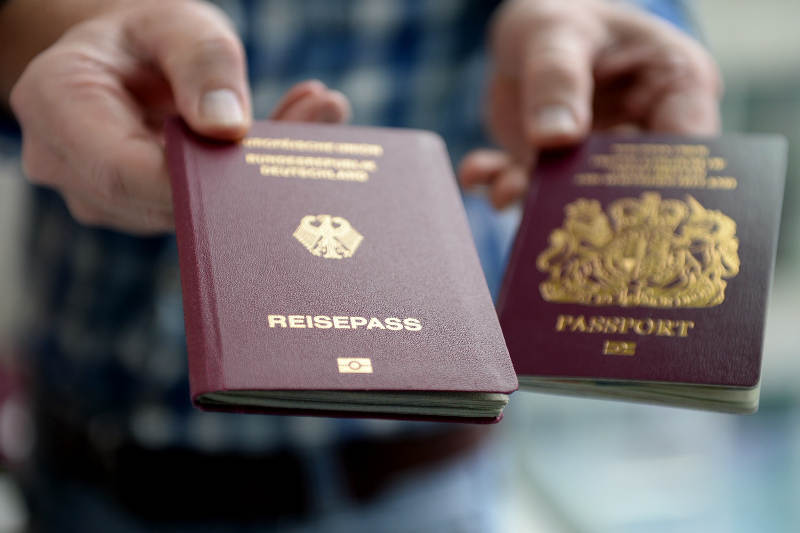 Photo d'un passeport allemand et d'un passeport anglais Jewpop