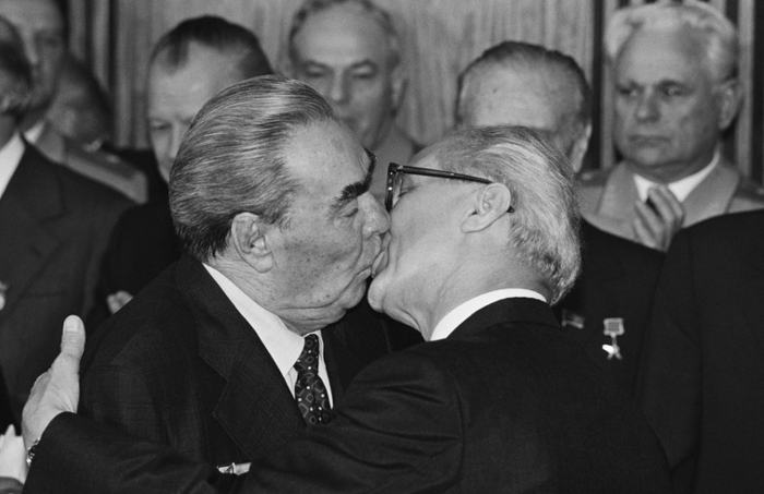 Photo représentant Brejnev embrassant sur la bouche Honecker Jewpop