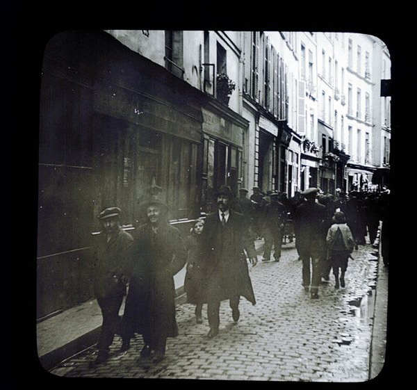 Photo représentant des hommes marchant rue des Rosiers avant-guerre Mahj Jewpop