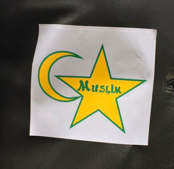 Photo représentant une étoile jaune figurant le mot “muslim“ marche contre islamophobie Jewpop