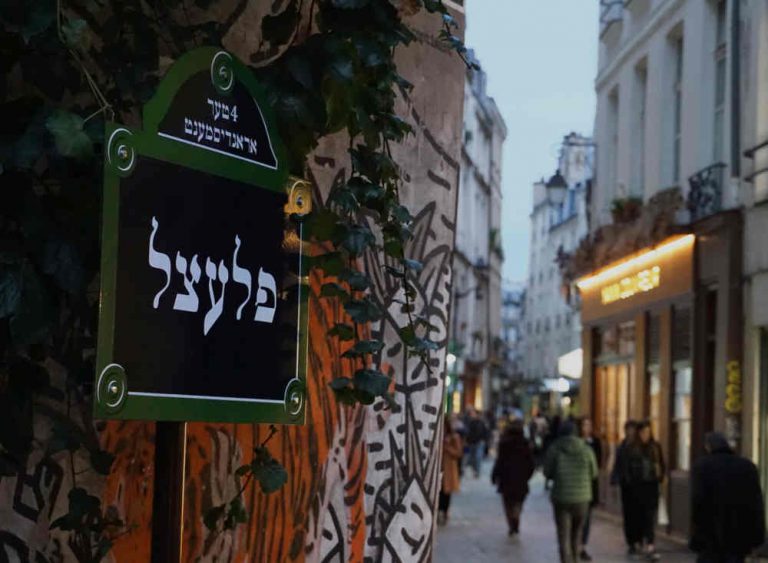 a cote de la plaque en 3 lettres