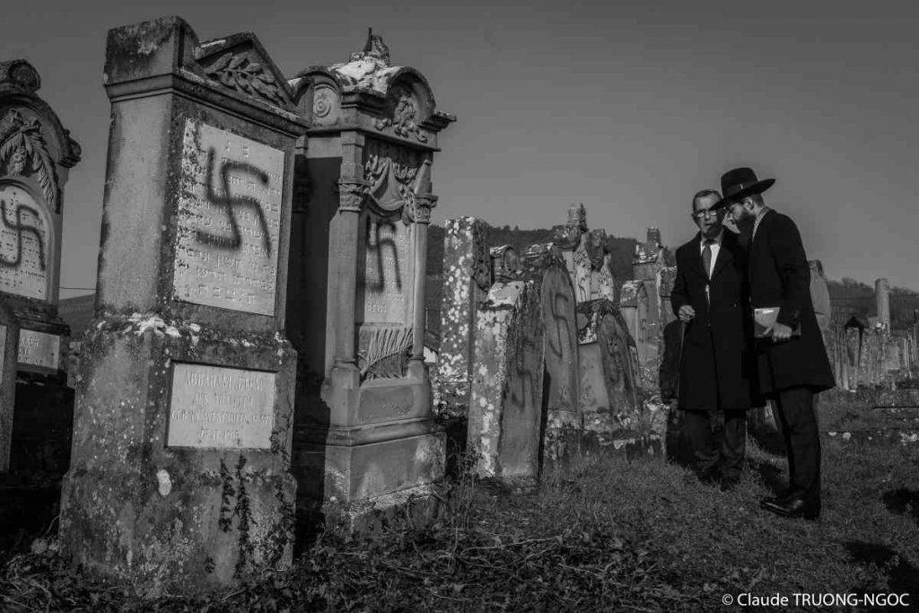 Photo du grand rabbin de Strasbourg au cimetière de Westhoffen vandalisé Jewpop