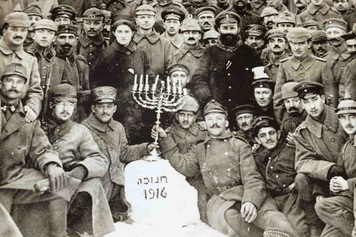 Photo représentant des soldats juifs allemands fêtant Hanouka pendant la première guerre mondiale Jewpop