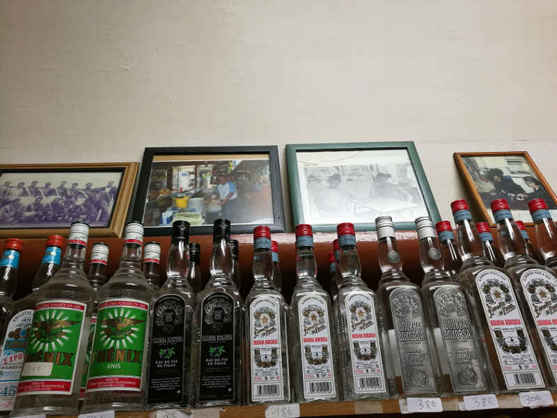 Photo de bouteilles de boukha chez Bob de Tunis Jewpop