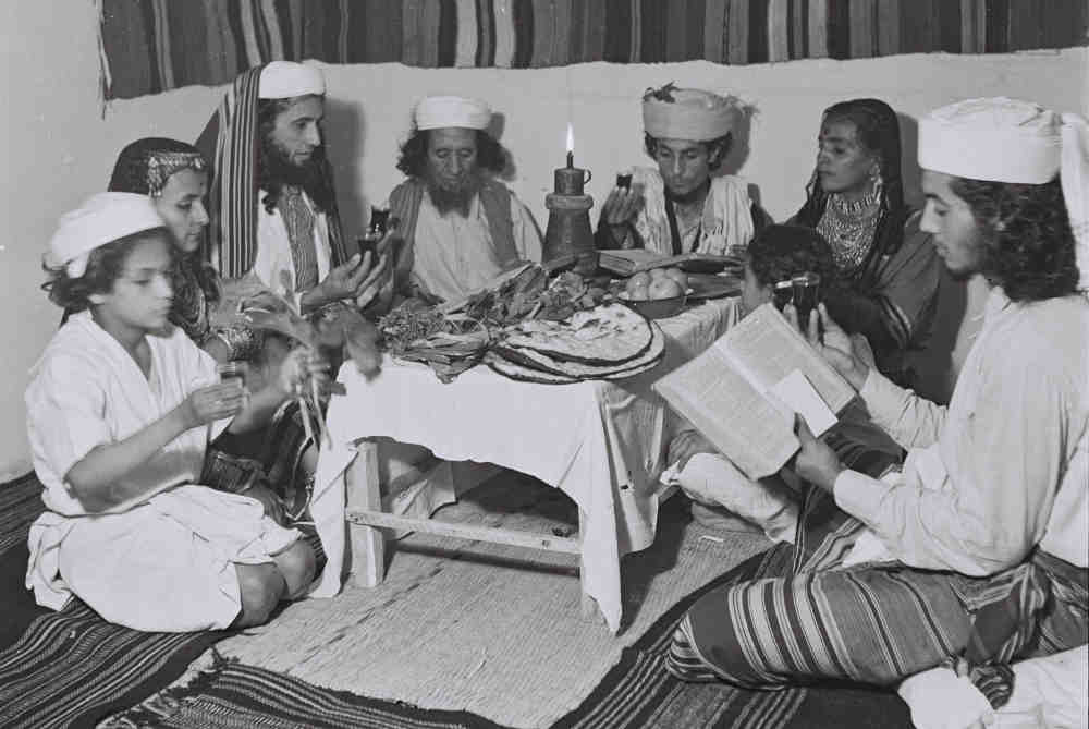 Photo d'une famille yéménite célébrant le seder de Pessah à Tel-Aviv Jewpop