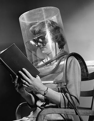 Femme lisant un livre avec un masque Jewpop