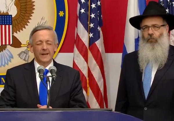Le pasteur Robert Jeffress et le rabbin Zalman Wolowik priant lors de l'inauguration de l'ambassade américaine à Jérusalem Jewpop